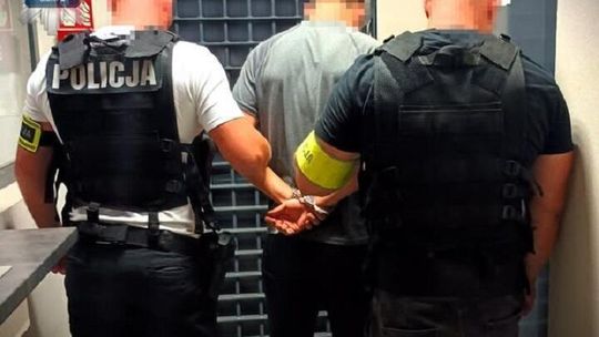 Miał „zrobić coś złego w szkole”. 17-latek zatrzymany, policjanci znaleźli noże