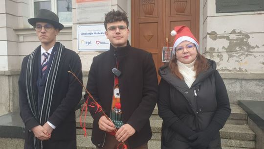 Mikołajkowa konferencja pod biurem poseł Elżbiety Gapińskiej Mikołajkowa konferencja pod biurem poseł Elżbiety Gapińskiej