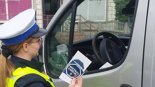 „Mistrzu, zwolnij” – policjanci z Gostynina apelują do kierowców o rozsądek na drodze