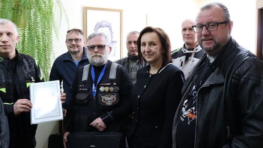 Na zdjęciu: od prawej - ks. proboszcz Dariusz Skoczylas, dyrektor szkoły Ilona Dan oraz goście z CBA