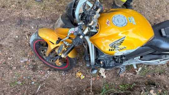 Motocyklista wpadł do rowu w Klusku, próbując uniknąć zderzenia z sarną