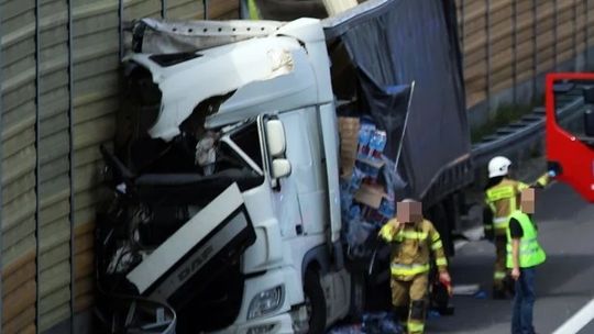 Na autostradzie na wysokości Łaniąt ciężarówka uderzyła w ekrany akustyczne. Lądował śmigłowiec LPR