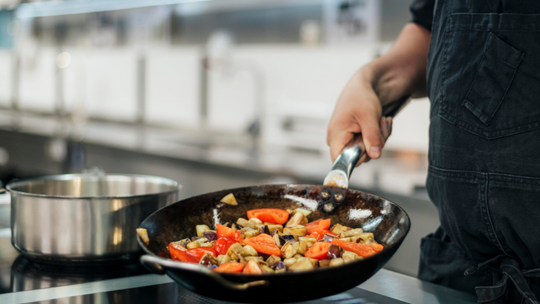 Na co zwrócić uwagę wybierając patelnie gastronomiczne?