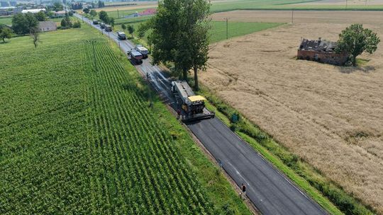 Na drodze powiatowej nr 1444W trwają właśnie prace budowlane związane z przebudową drogi