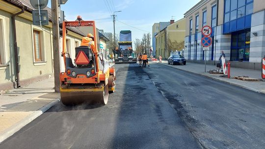 Na ulicy Dmowskiego kładą asfalt. Występują czasowe utrudnienia w ruchu drogowym Na ulicy Dmowskiego kładą asfalt. Występują czasowe utrudnienia w ruchu drogowym