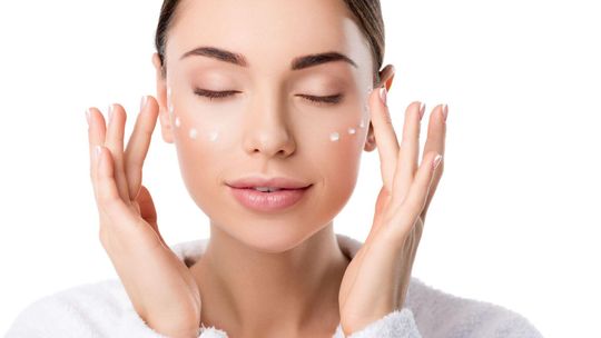 Najlepsze kremy pod oczy - ranking 2023