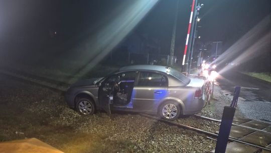 Niebezpieczna sytuacja na przejeździe kolejowym w Gostyninie. Kierowca wjechał na torowisko