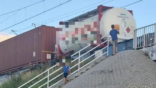 Niebezpieczne zabawy nieletnich na torach