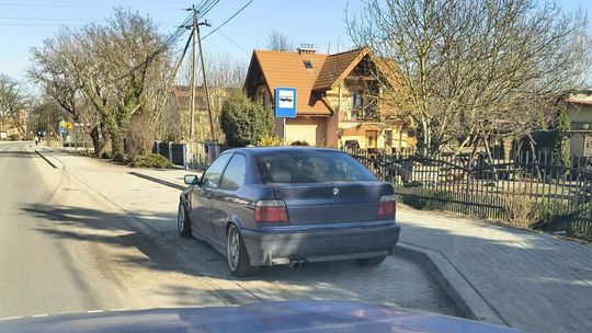 Niebezpieczny drift w Nowym Duninowie przerwany przez policjantów. Kierowca BMW ukarany mandatem Niebezpieczny drift w Nowym Duninowie przerwany przez policjantów. Kierowca BMW ukarany mandatem