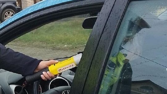 Nietrzeźwa, bez uprawnień, bez badań technicznych wiozła 6-letnie dziecko bez fotelika