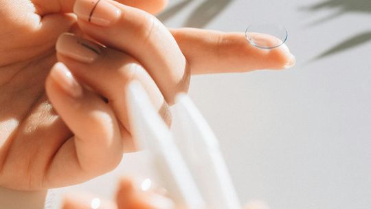 Niewielki wysiłek, wielki efekt. Jak odmienić swój wygląd? Kolorowe soczewki