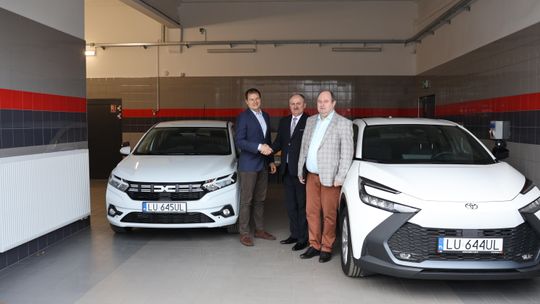 Odbiór nowych samochodów do nauki jazdy w Gostynińskim Centrum Edukacyjnym