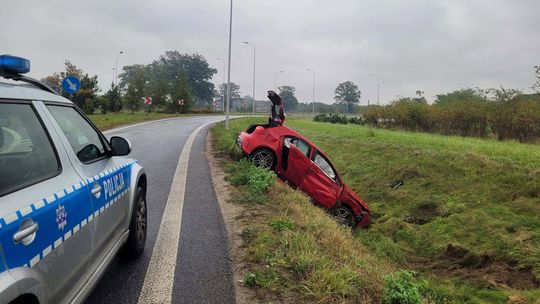 Osobówka wpadła do rowu