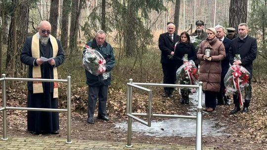 Pamięć silniejsza niż zapomnienie – uroczystości patriotyczne w Kraśnicy Pamięć silniejsza niż zapomnienie – uroczystości patriotyczne w Kraśnicy
