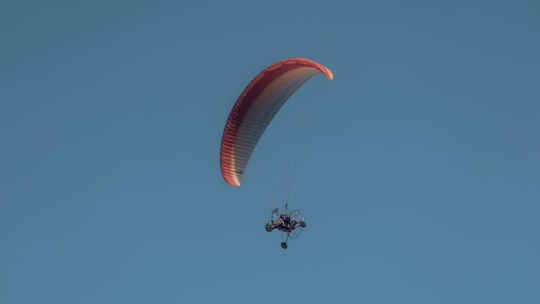 Paralotnie i uprawnienia – co trzeba wiedzieć, zanim zaczniesz latać?