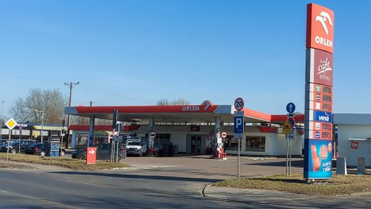 Pięciu menedżerów Orlenu zatrzymanych. Chodzi o zaniżanie cen paliw