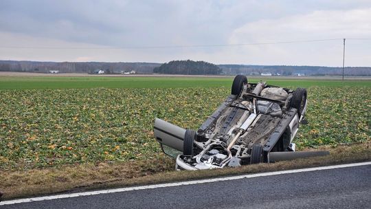 Pijani kierowcy w Miałkówku i w Sierakówku. Jeden wpadł do rowu, drugi dachował