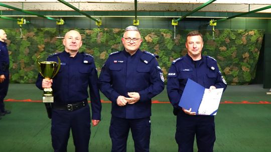 Podium dla gostynińskich policjantów w zawodach strzeleckich w Radomiu