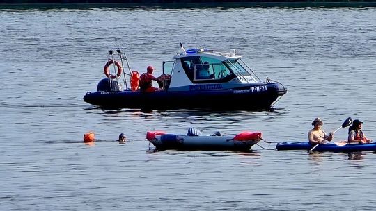 Policjanci i ratownicy WOPR czuwali nad bezpieczeństwem uczestnika wyjątkowej wyprawy