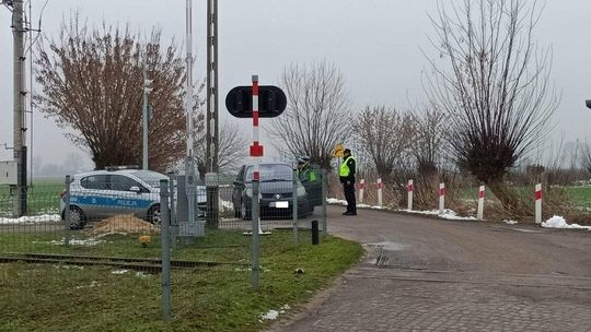 Policjanci wspólnie ze strażą ochrony kolei w akcji bezpieczny przejazd kolejowy