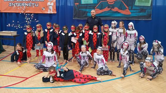 Policjanci z Gostynina na Międzyszkolnym Dniu Bezpiecznego Internetu