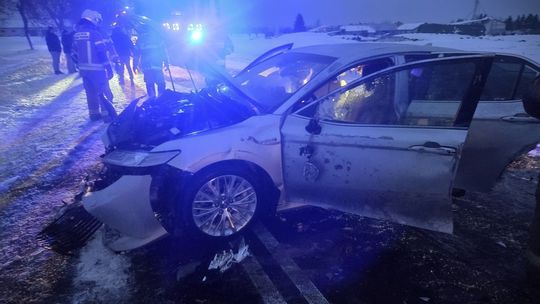 Policjantka po służbie ruszyła na pomoc kierowcy, który pijany uderzył w drzewo