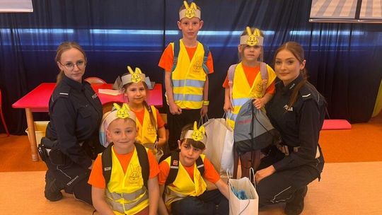 Policjantki z gostynińskiej drogówki jurorami przeglądu wiedzy pt. „Bądź przezorny na drodze” w Przedszkolu nr 4