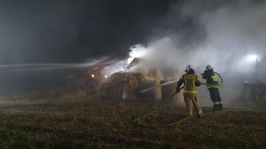 Pożar kombajnu i stogu słomy