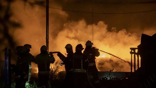 Pożar na wysypisku pod Kutnem. Pomagali nawet strażacy z Łodzi