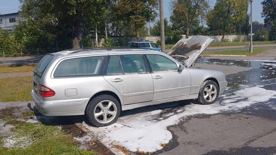 Pożar samochodu na stacji paliw