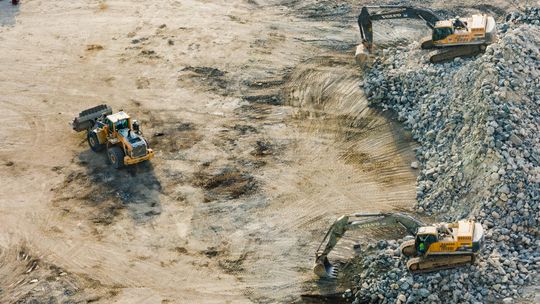 Praca jako operator koparki Niemcy – jak bezpiecznie zorganizować wyjazd i formalności?