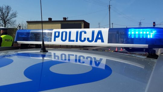 Prowadziła samochód bez uprawnień, a w torebce posiadała narkotyki. Chciała przekupić policjantów