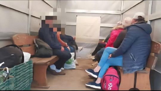 Przewoził 9 osób na „pace” busa – kierowca stracił prawo jazdy