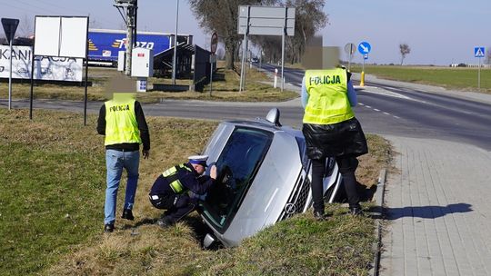 Samochód wpadł do rowu