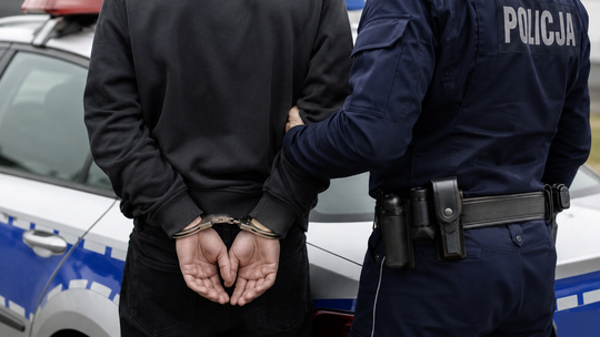 Skradziony towar ukrył pod kurtką. Nie sądził, że obserwuje go policjant
