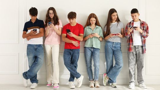 Smartfony znikną z lekcji i przerw. Zakaz rusza od nowego roku szkolnego