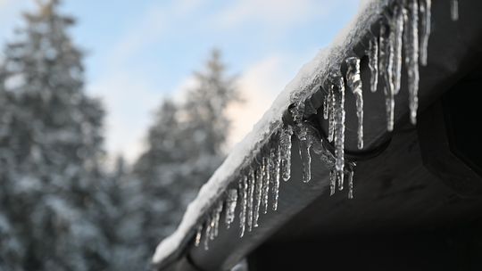Sople nad głową i śnieg na dachu. Zimowe zaniedbania mogą słono kosztować