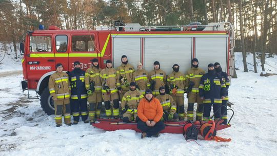 Strażacy ćwiczyli na lodzie
