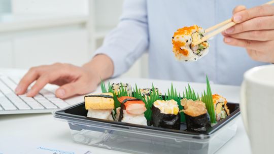 Sushi z marketu: na co zwrócić uwagę przy zakupie?