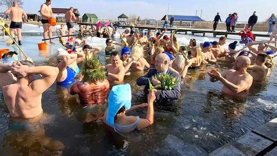 Syreny, Posejdon i burmistrz w garniturze rozdający kwiaty w zimnej wodzie