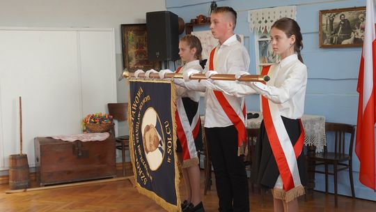 Szkoła Podstawowa w Solcu ma nowy sztandar [FOTO]