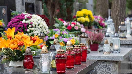 Tego nie wolno robić na cmentarzach. Możemy narazić się na mandat