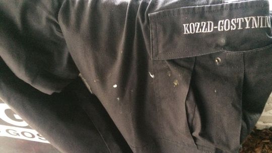 Ubrania z napisem KOZZD Gostynin trafiły do śmietnika na osiedlu Kościuszki
