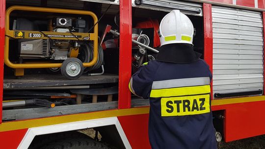 Policjant uratował kobietę z płonącego budynku w Żychlinie