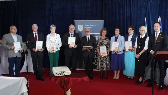 Uroczysta sesja Rady Miejskiej z udziałem byłych burmistrzów i radnych