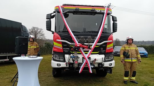 Uroczyste nadanie sztandaru oraz przekazanie nowego samochodu dla OSP w Suserzu