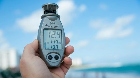 Urządzenia kontrolno-pomiarowe i interfejsy komunikacyjne – kluczowe elementy nowoczesnych systemów automatyki