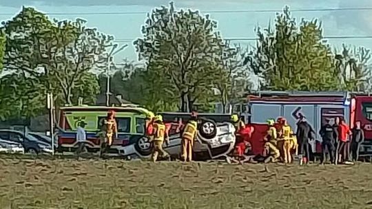 W Krzywiu auto wypadło z drogi i dachowało. Lądował śmigłowiec LPR