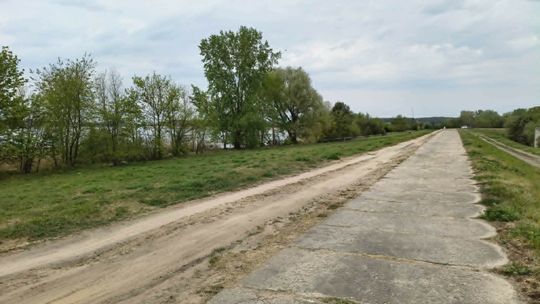 W Nowym Duninowie wjeżdżają pojazdami na wały przeciwpowodziowe