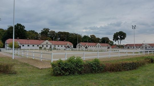 Wielki konkurs na strój z dwudziestolecia międzywojennego podczas zawodów w powożeniu w Łącku